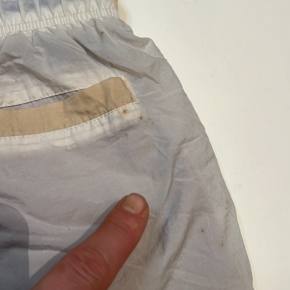 Nike Women’s Icon Clash Shorts in Tan, size Small - Picture 11 of 13